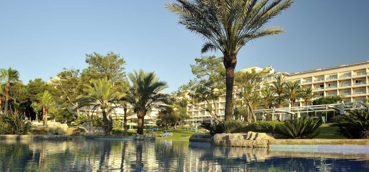 Grupotel Gran Vista & Spa Pool mit Palmen