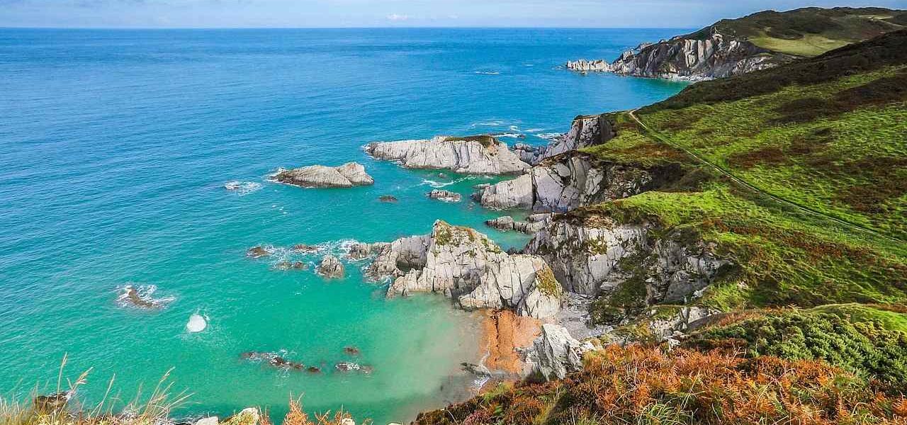 Hügelige Küstenlandschaft in Südengland