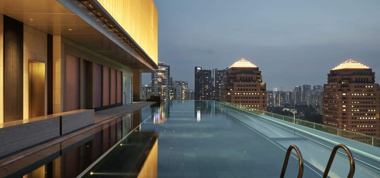 Infinity Pool auf dem Dach des COMO Metropolitan Singapore