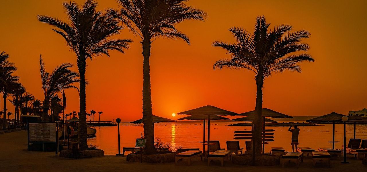 Intensives Farbenspiel bei Sonnenuntergang im Roten Meer Intensives Farbenspiel bei Sonnenuntergang im Roten Meer
