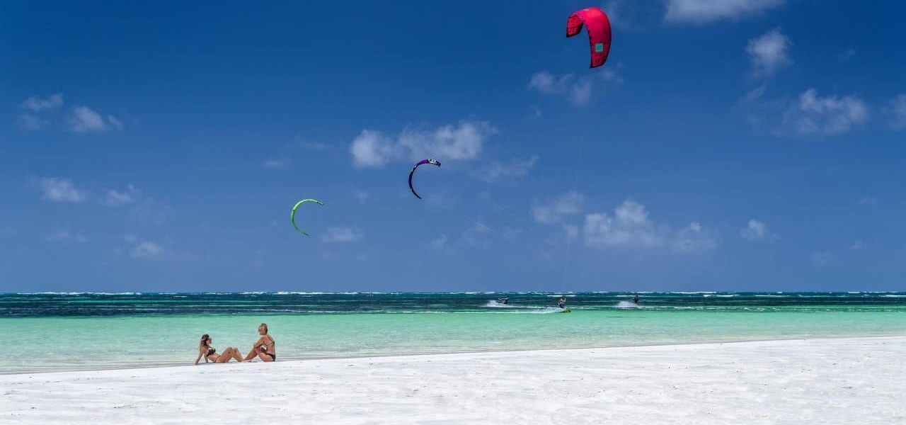 Kitesurfer am Strand von Watamu Beach
