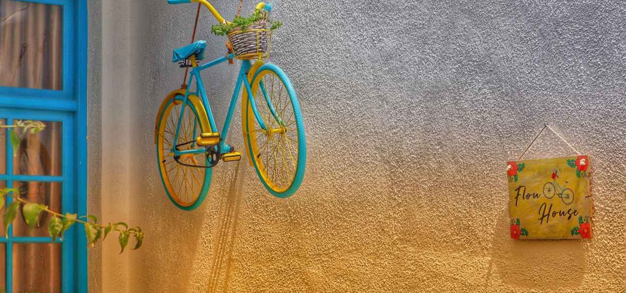 Kreative Hausdekoration auf Naxos