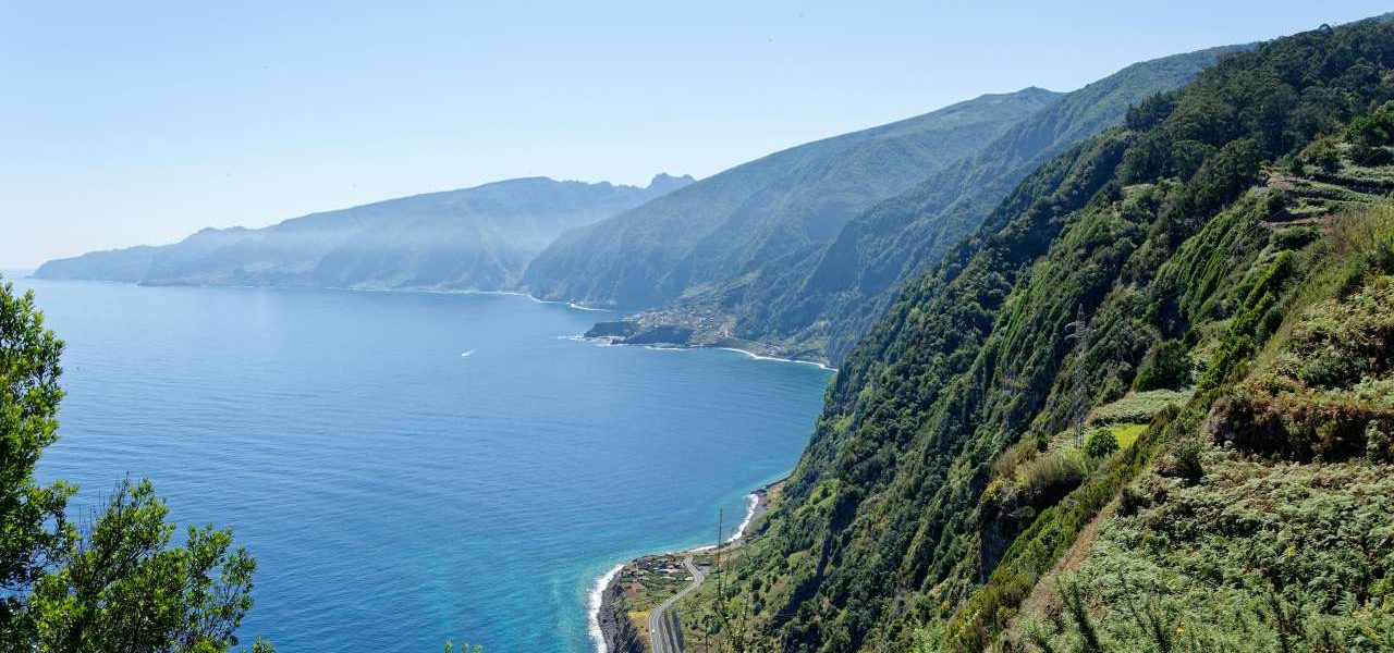 Madeira steile Gebirgshänge an der Küste