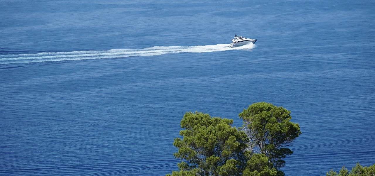 Motorboot im tiefblauen Meer vor Mallorca