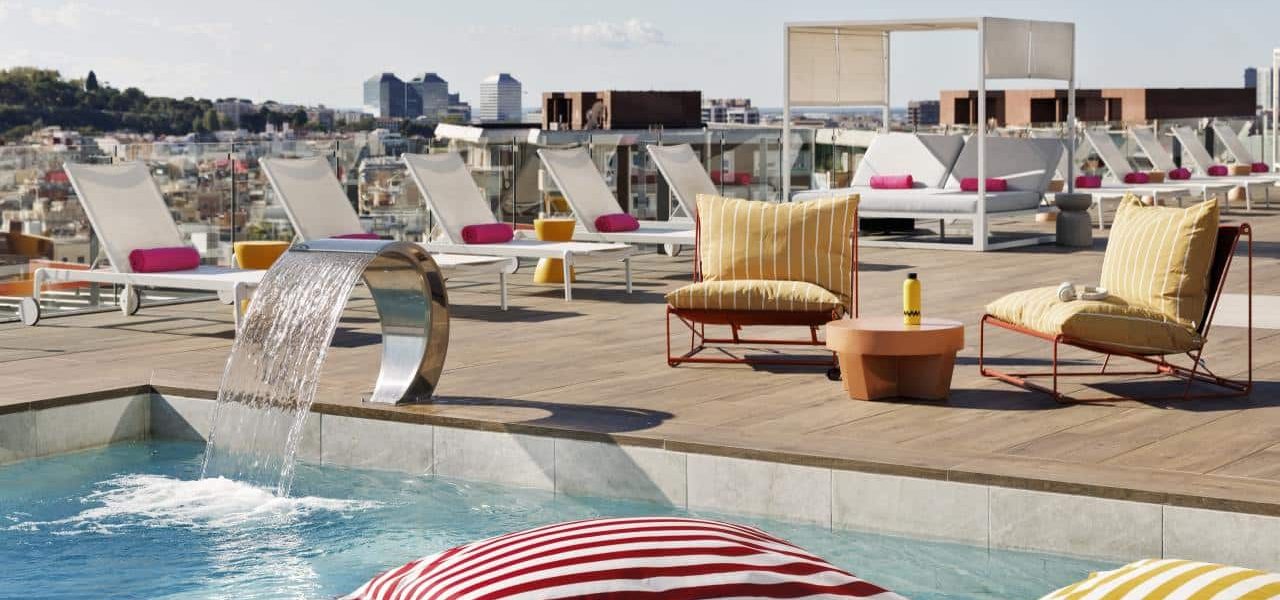 Moxy Barcelona Pool auf der Dachterrasse