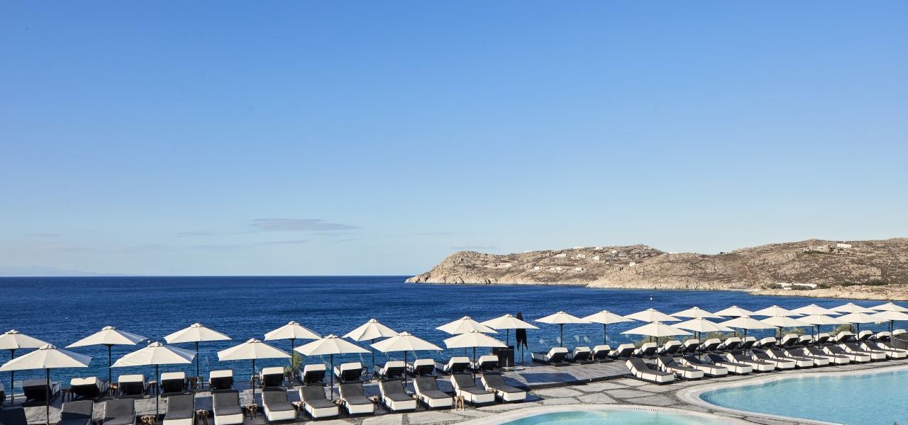 Myconian Imperial Poolbereich mit Meerblick