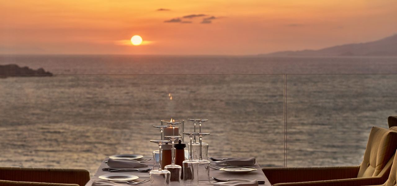 Myconian Korali Restaurant mit Sonnenuntergang Myconian Korali Restaurant mit Sonnenuntergang