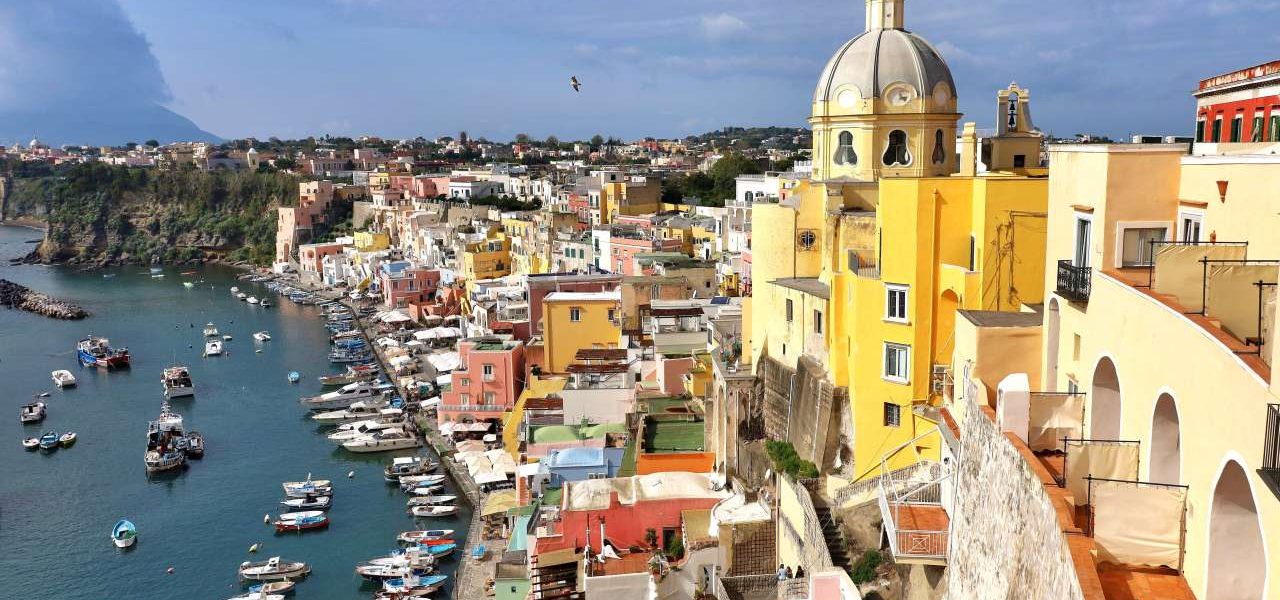 Neapel Häuserfassaden mit warmen Farben