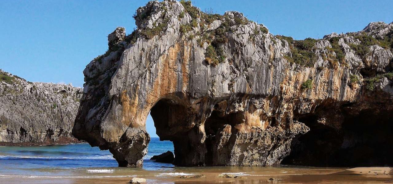 Nordspanien Felsküste mit Strand