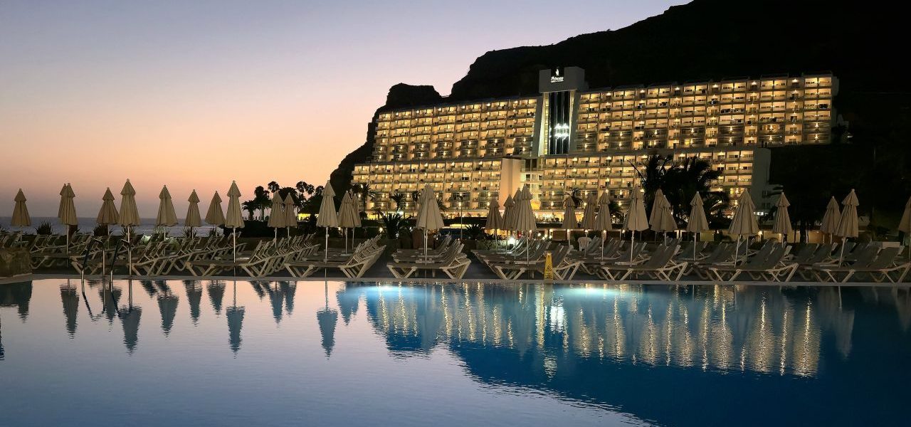 Playa Taurito Hotelanlage bei Sonnenuntergang