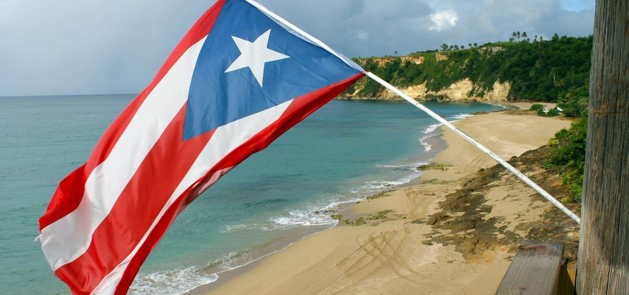 Puerto Rico Flagge an einem Strand