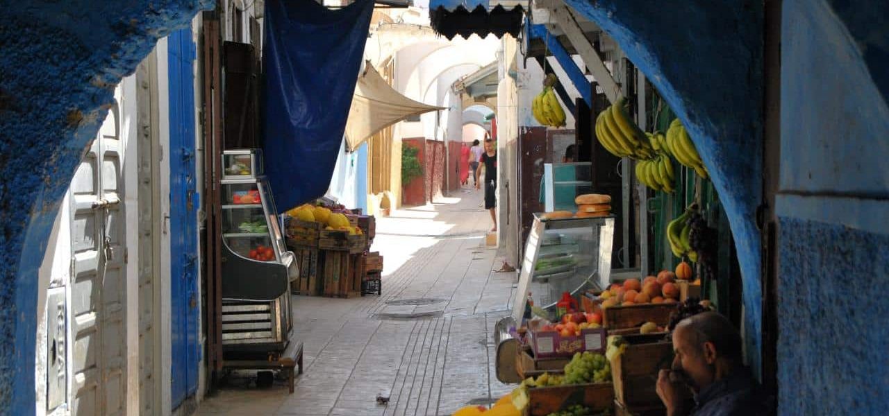 Rabat Marokko typische Gasse mit Obsthändler
