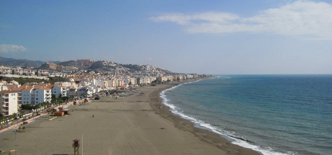 Rincón de la Victoria langgestreckte Bucht