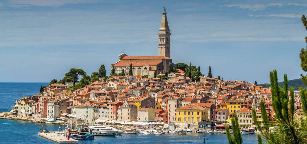Rovinj idyllisch gelegen auf einer Halbinsel