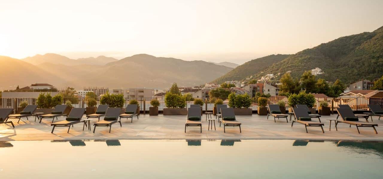 SIRO Boka Place Tivat Pool mit Ausblick