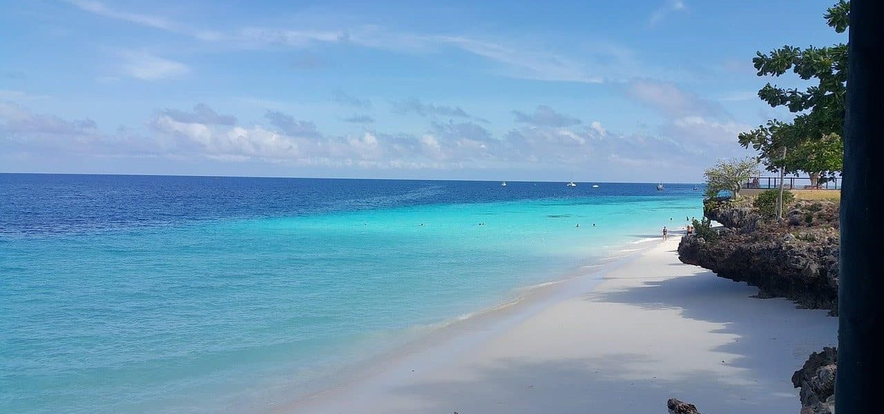 Sansibar Traumstrand und blaues Meer
