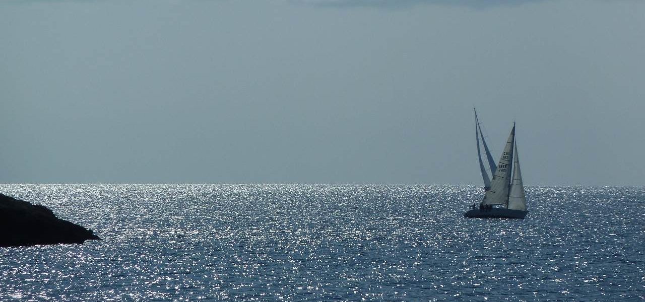 Segelboot vor San Telmo Segelboot vor San Telmo