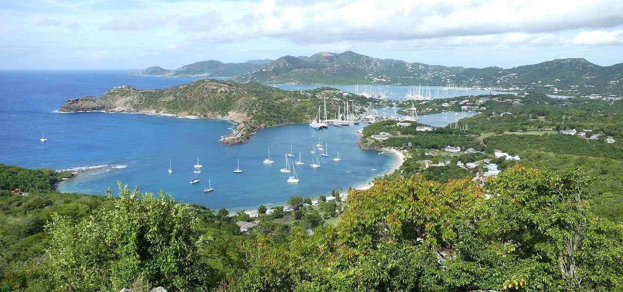 Segelboote in einer Bucht vor Antigua
