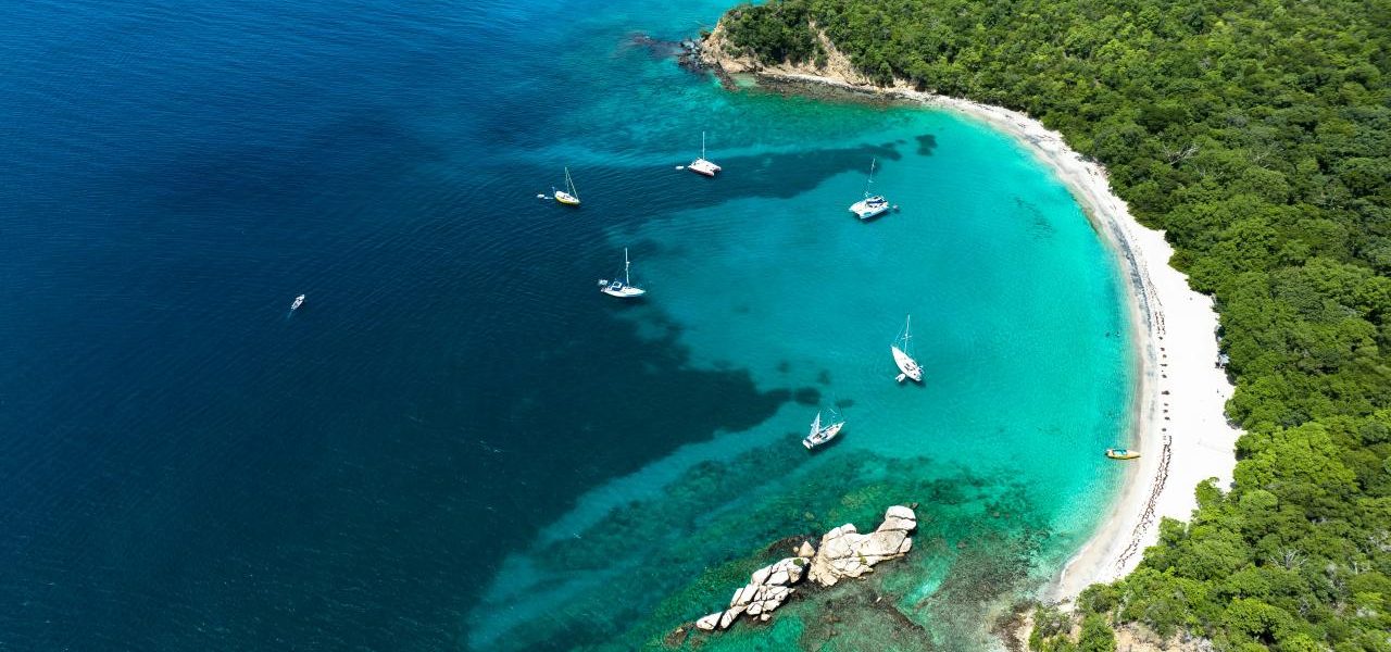 Segelboote in einer Bucht vor Grenada