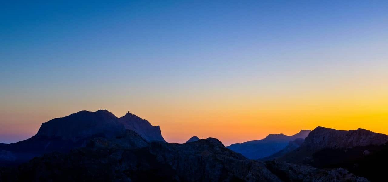 Sonnenuntergang hinter der Silhouette des Tramuntana Gebirges
