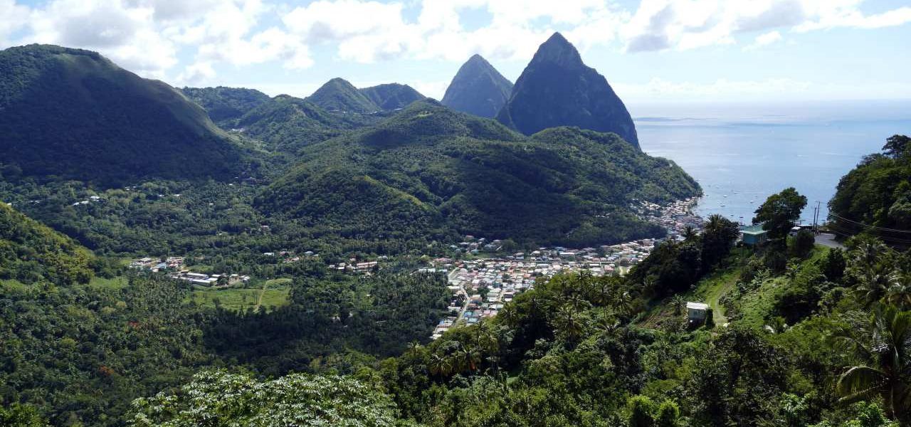 Soufrière am Fuße der Pitons