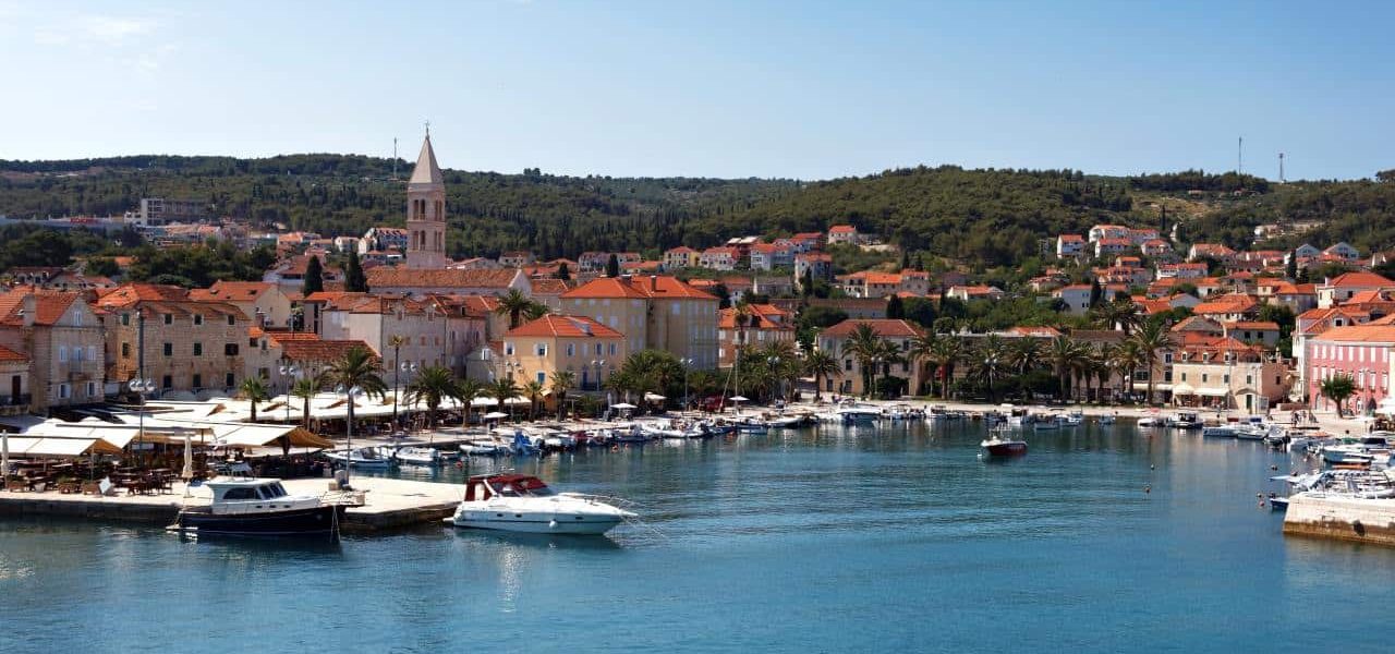 Supetar malerischer Hafen