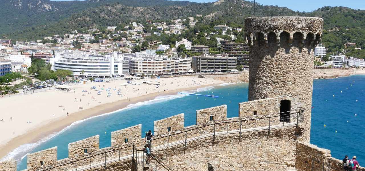 Tossa de Mar Stadtmauer und Strand