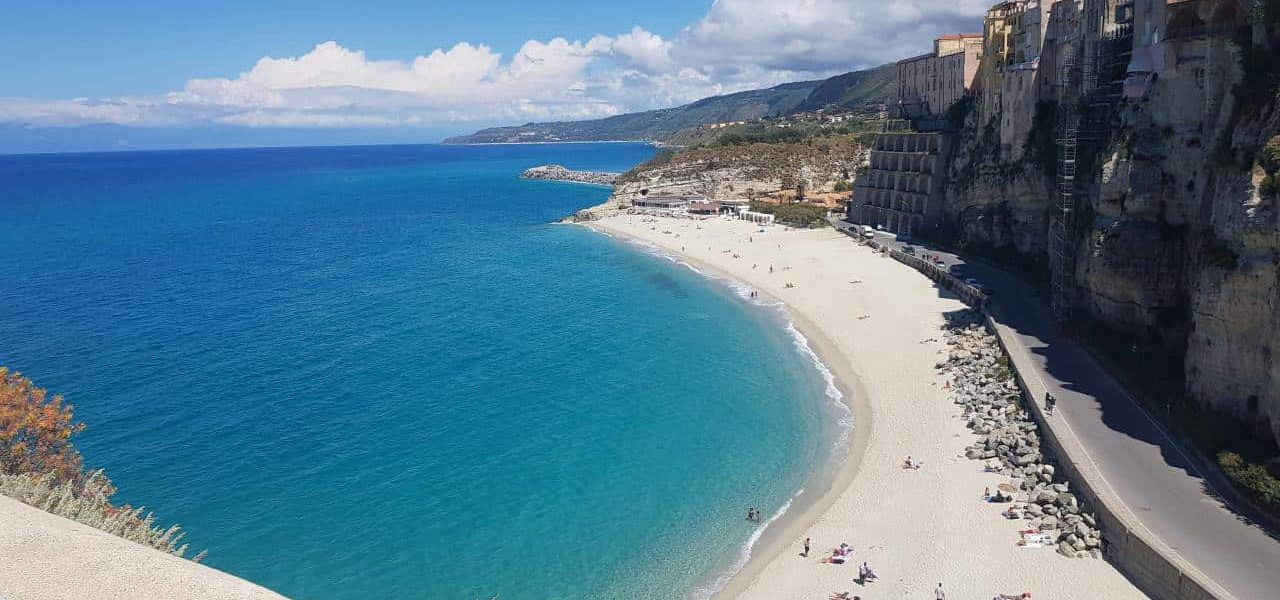 Tropea Strand und steile Felsen mit Häusern