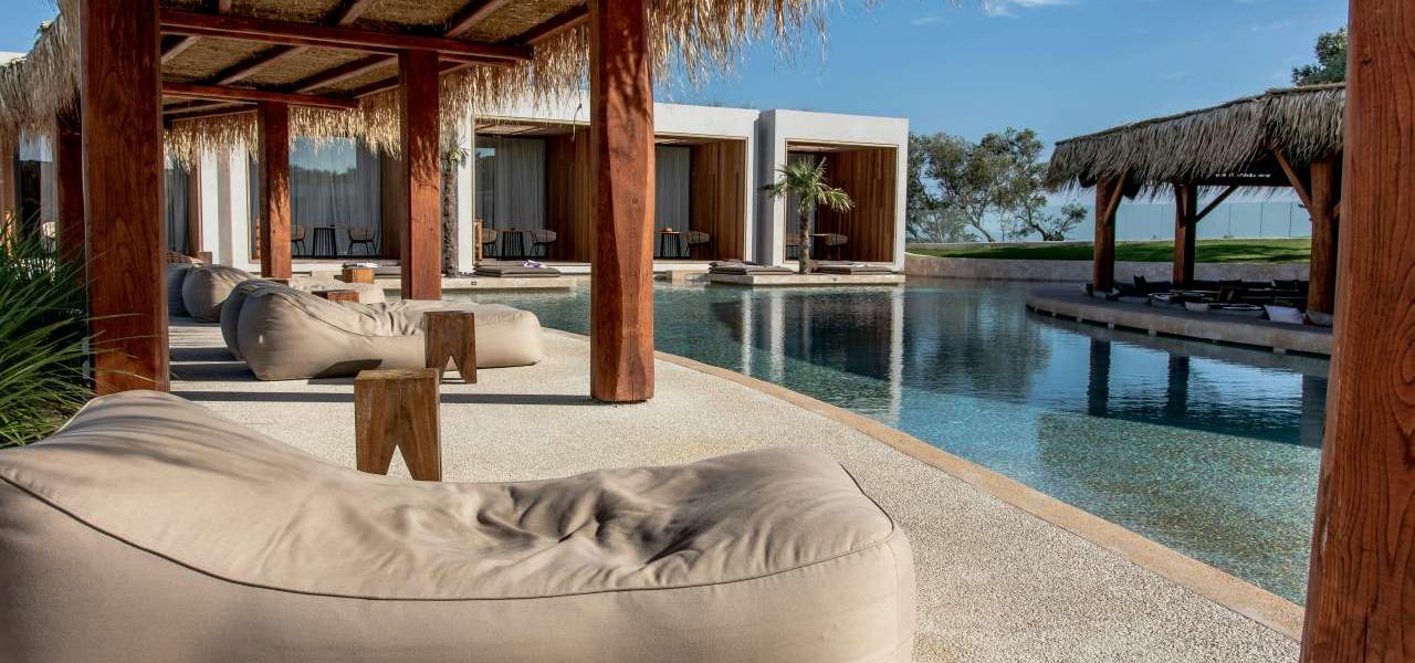 Tsilivi Relaxen am Pool im Luxushotel