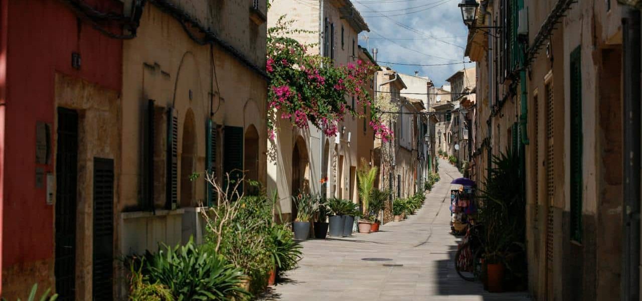 Typische Gasse in der Altstadt von Alcudia